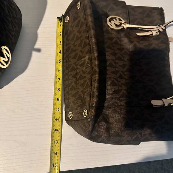 Michael Kors leather bag  w/original bag Charm, great condition. - Picture 9 of 11